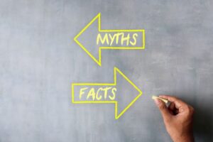 Two arrows pointing in opposite directions for myth and fact 